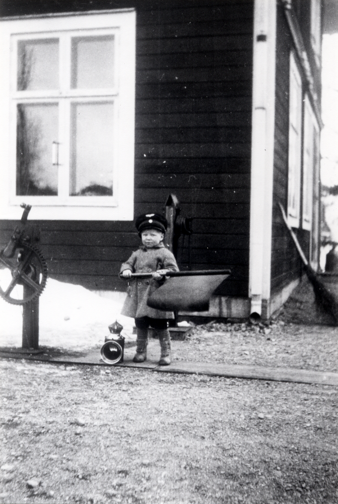 En liten stins, Arne Andersson, vid Ekskogens järnvägsstation