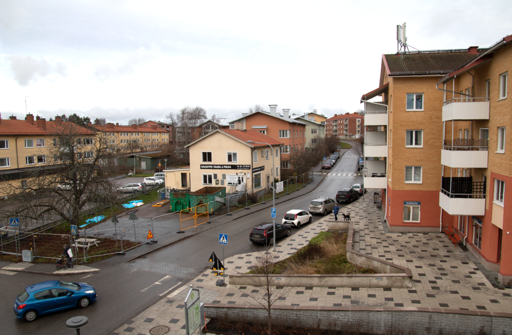 Huset med Vallento Pasta & Pizza på Allévägen / Mörbyvägen står inför rivning. En ny fastighet med hyresrätter ska byggas på platsen. Området är avspärrat och ett par containrar har placerats utanför entrén. Till höger syns Alléhuset.

