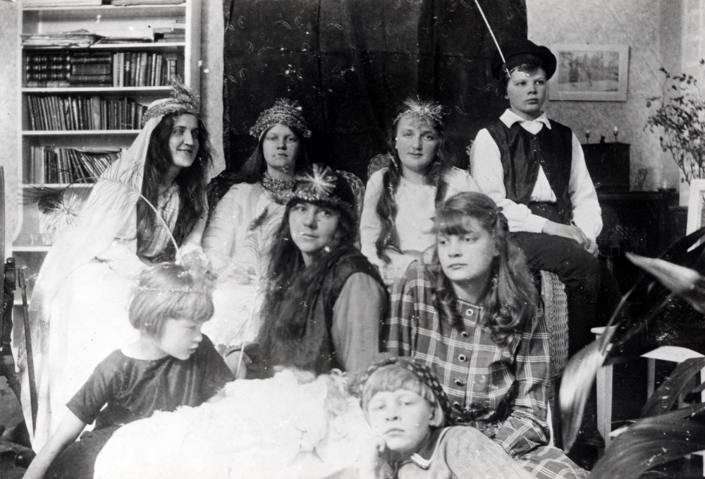 Den unga flickan Karin av Ekenstam på Morsta gård fyller år.  Syskon och vänner uppvaktar utklädda.  Fr v i övre raden Linnea Åslev, Sigrid af Ekenstam, Viola Åslev, Gunnar af Ekenstam, Nedre raden fr v Gustv Adolf af Ekenstam, Karin Forsman från Hälsingland,  Sture af Ekenstam samt födelsedagsbarnet Karin, som inte är utklädd. Linneas docka ligger framför dem.