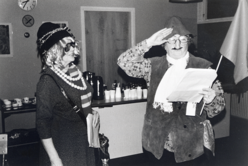 "Gammelsossar" på föreningsmöte i Gustav Vasaskolan i Lindholmen underhålles med teater av Inga Åkerblom t v och Lene Aae-Johansson