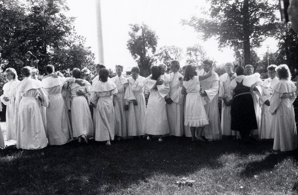 Efter konfirmation i Vallentuna kyrka kramar Ammarnäs lägrets konfirmationsgrupp varandra. Fr v Cecilia Lewander, Tina Helgöstam bakifrån, Heidi Riddersjö, Anders Magnusson bakifrån, Anna-Karin Aktéus, Ulrika Wrese bakifrån, Jesper Sellebråten, Fredrik Wachtmeister, Anna-Maria Ström bakifrån, Alexander Bush, Magnus Hillbo, Maria Hahn bakifrån, Fredrik Lagergren, Ulf Carlsson, Tom Peldan, ledare Berit Aas bakifrån, Martin Fransson, kokerska Britt-Marie Ljungblom bakifrån, Anders Delstam, Samuel Holst och Åsa Lagerstedt, Präst var Bosse Nordqvist och hjälpledare Torbjörn Karlsson, ingen av dem med på bilden