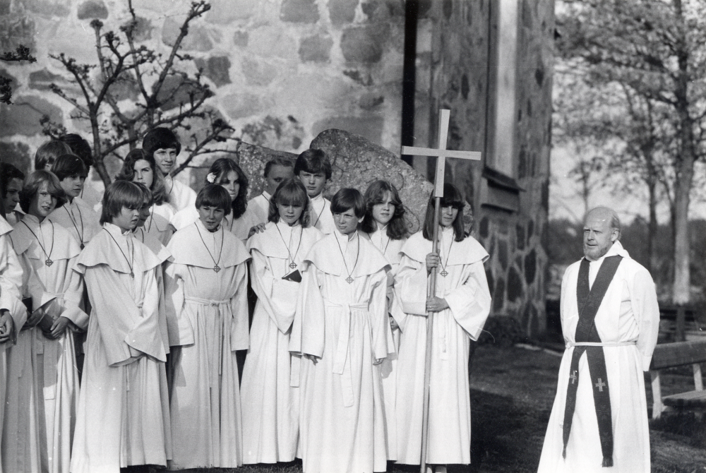 Kyrkoherde Sven Servin tillsammans med konfirmanderna utanför Vallentuna kyrka