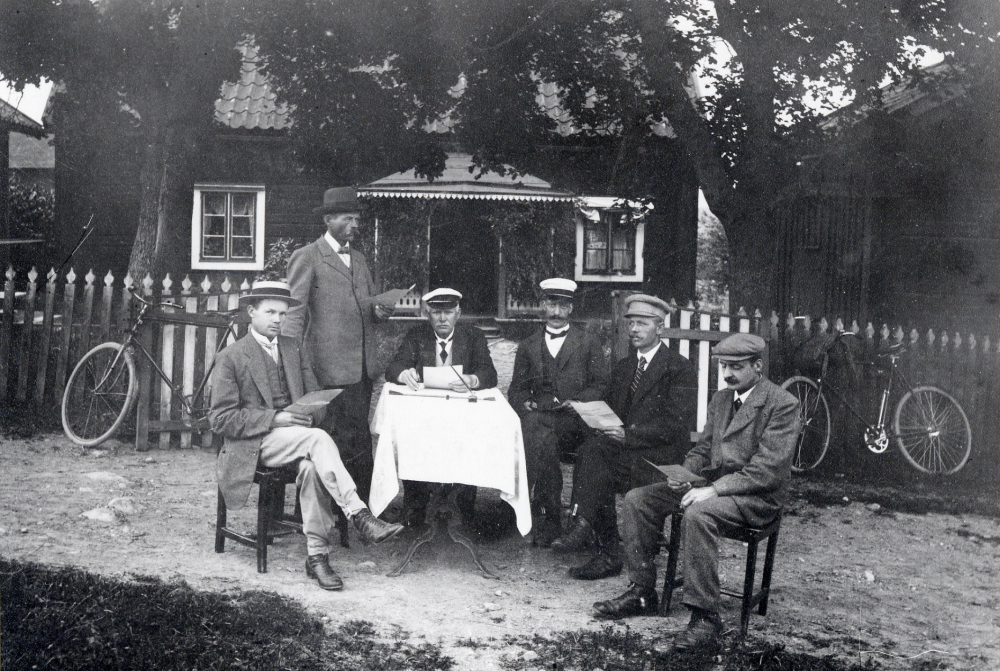 Antagligen är det livsmedelsnämnden i Kårsta som sammanträder sommaren 1917,1918 eller 1919 .  I bakgrunden fastigheten  Kårstaby 3:1  Fr v  Johansson Söderhall, Carl Lillje  Sunnarby, läraren Fritiof Sundell, Oskar Österlund Österlid,  Erik Edlind  Eriksdal, och Henrik Sundqvist  Bertilsberg