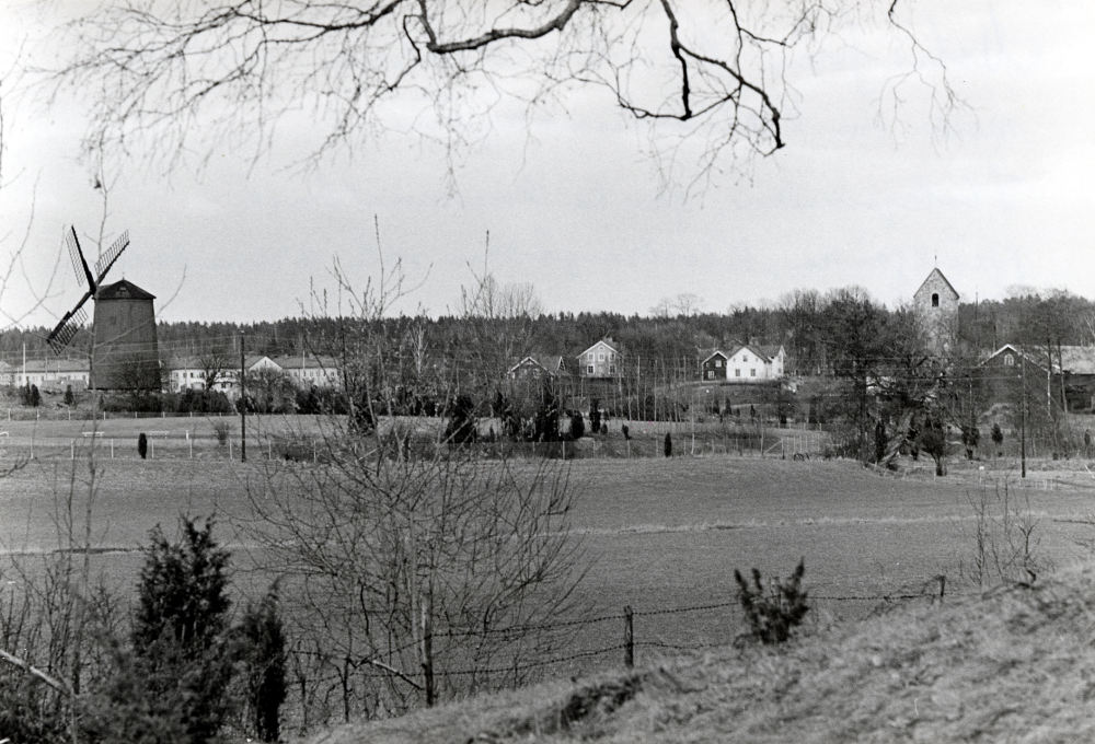 Utsikt över Vallentuna från Korsbackarna. Fr v Väsby kvarn  bostadshusen längs Centralvägen, Prästgårdens arrendatorsbostad, Klockargården, skymt Prästgården,  Vallentuna kyrka och prästgårdens ekonomibyggnader