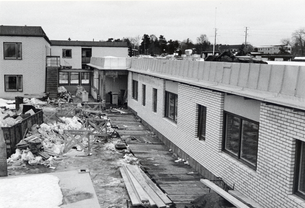 Väsbygården  Vallentunas pensionärshem, byggs ut österut. I bakgrunden syns bostadsområdet  Sörgården