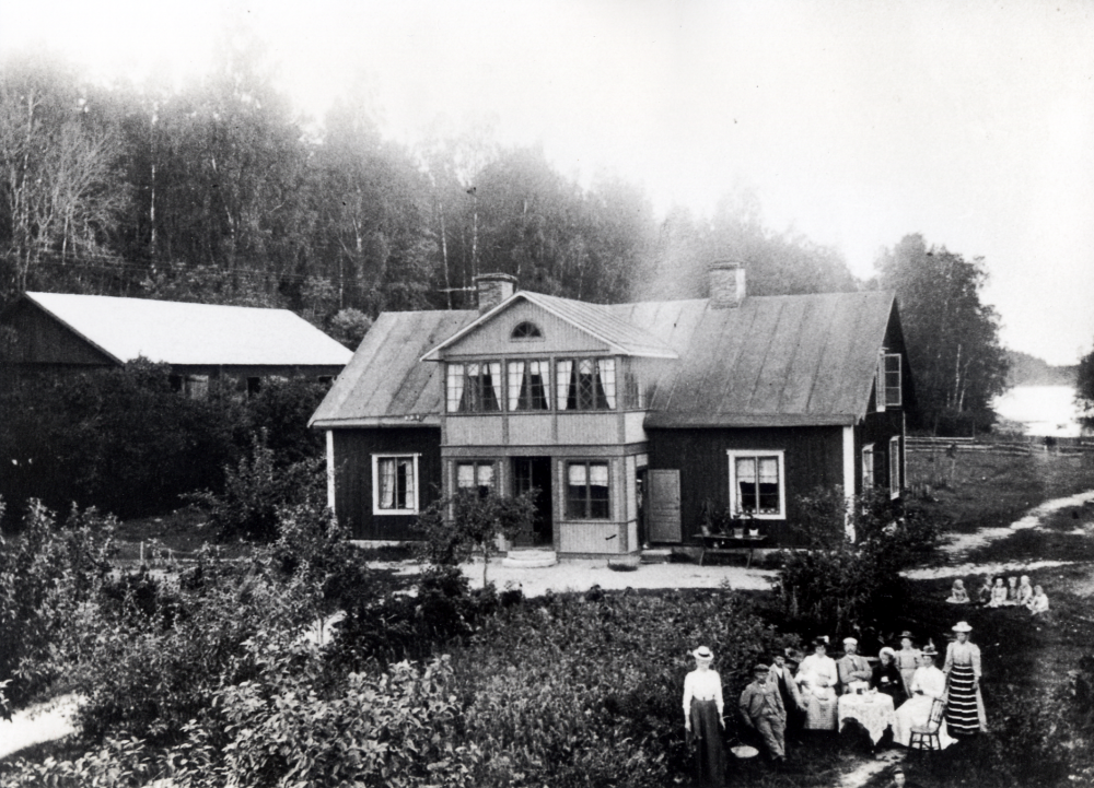 Bromseby gård i Össeby-Garn.  Sjön i bakgrunden är en vik av Tärnan.  Kalle Spetz bodde i huset under åren 1942-1957 då hans far Einar arrenderade gården, en arrendegård under Danviks hospital. Före Einar Spetz var Teodor Lindman arrendator.
Personer okända.  Tore Sander uppskattar tiden till slutet av 1800-talet.  Hans far var född på Bromseby gård, arbetade på kvarnen och sågen.  P g a arbetsbrist flyttade familjen till Hästberga såg i Orkesta där sonen Tore föddes.