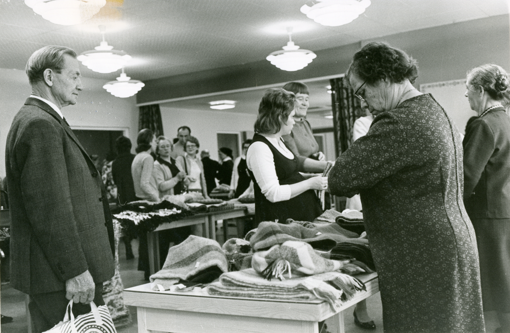 Basar med allehanda försäljning på Väsbygården.

•Fotografiet ingår i bildserien ”Vardagsliv i Vallentuna kommun” av Rachael Gough-Azmier & Gunilla Blomé, Haga Studios HB.