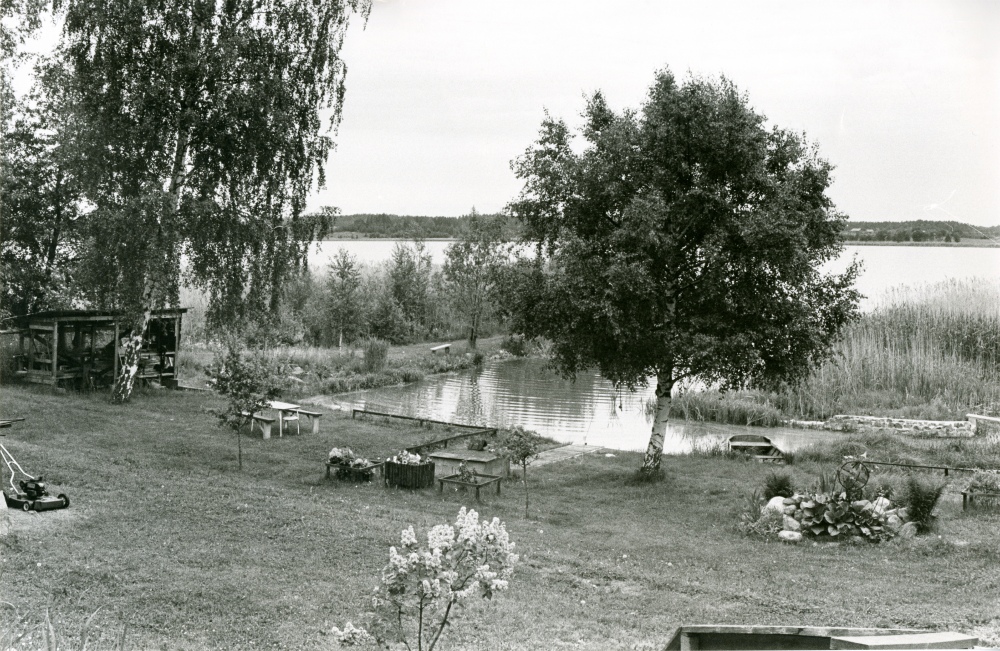 Nedanför Vallentunatvätten, tvätteriet vid Vallentunasjön. 
•Fotografiet ingår i bildserien ”Vardagsliv i Vallentuna kommun” av Rachael Gough-Azmier & Gunilla Blomé, Haga Studios HB.