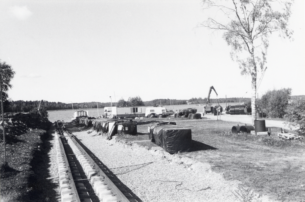 Vallentuna värmeverk AB arbetar med ett unikt sjövärmesystem i Kyrkviken i Vallentunasjön. Kilometervis med smala slangar grävs ner i leran på sjöbottnen. Det  uppvärmda vattnet från ledningarna pumpas till värmeväxlare i Värmeverket och vidare till varmvatten och uppvärmning via fjärrvärmenätet
