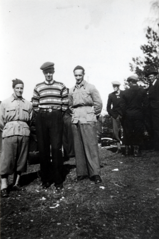 Långdistanslöpare i elitklass från Brottby SK.  Fr v Torvald "Norris" Eriksson, Sture Karlsson och Erik Karlsson.  Alla tre har vunnit Upplands distriktmästerskap på 25.000 m