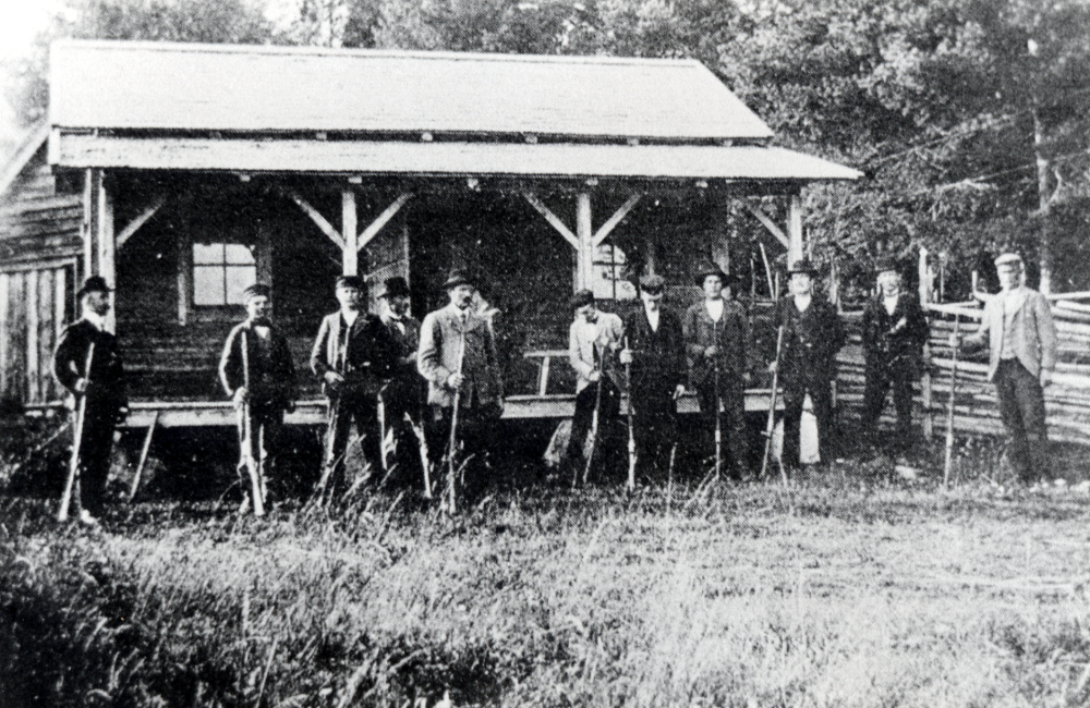 Vallentuna skyttepaviljong låg vid Fågelsången, huset var byggt intill skyttebanan. Ett nytt hus byggdes på samma plats och användes på 1980-talet? bl a som klubblokal för Vallentuna motorklubb. Det huset brändes ner i mitten av 1980.