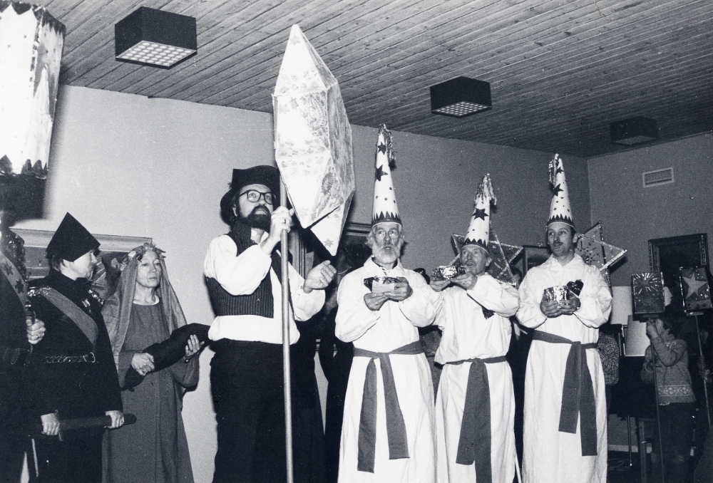 Vallentuna staffanssångare sjunger stjärngossevisor från olika tidsåldrar och landsändar i Rosengårdens samlingssal Fr v skymd Herodes Gunnar Hillbo Knekten Marie Lenti Maria Ulla Mörk Staffan Åke Spets Tre vise män Lasse Berglund Evert Lillefors och Sigge Rahmqvist
