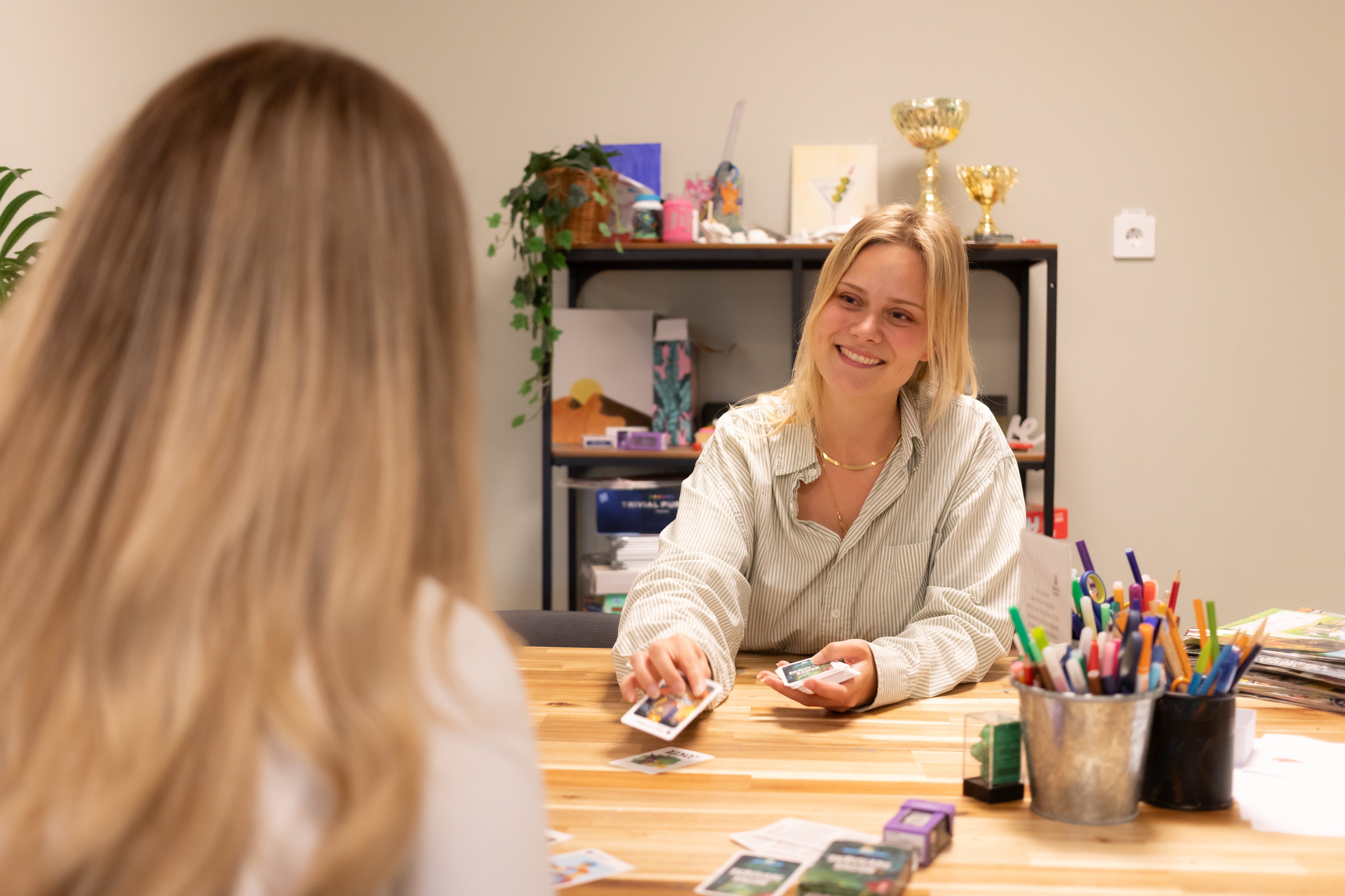 Lina håller i KUBenStories aktivitet