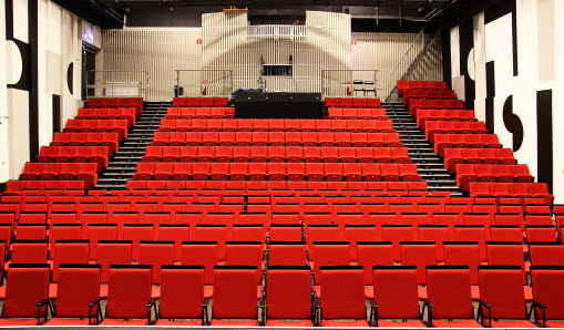 Röda stolar på parketten i Vallentuna teater