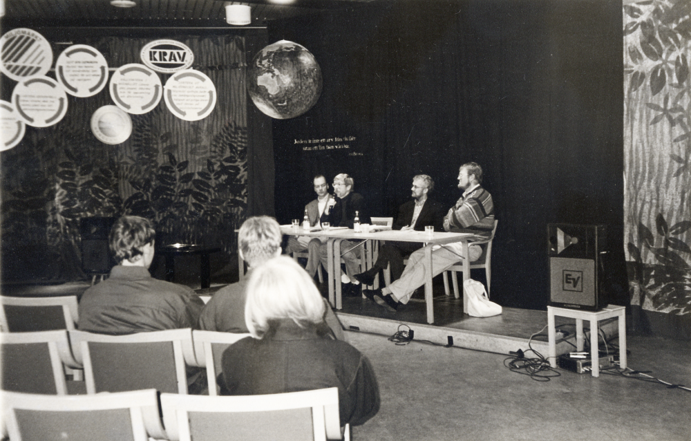 Bokfest  1994 med tema Från Rio till Vallentuna – startskott för Agenda 21-arbetet i Vallentuna kommun.  Ett av programmen i Vallentunasalen var: Miljövård - konflikt och samspel.  Ett samtal om produktion, handel och konsumtion med Lars Lundgren som samtalsledare Institutionen för miljö- och energisystem, Henrik Barkström Diskteknik, Per Baumann Konsum Änglamark och Leif Hellmin Nacka miljöforum