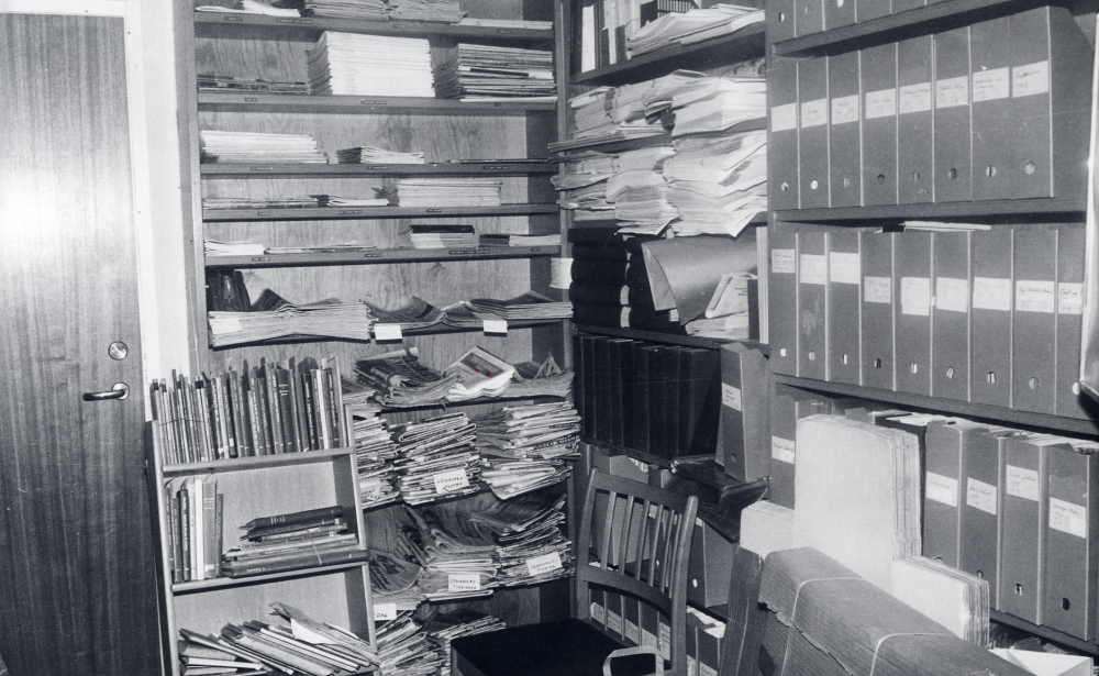 Magasinet i Vallentuna bibliotek på Allévägen.  Det är fullt överallt och alla längtar till de nya, snart färdiga lokalerna i Tärningen