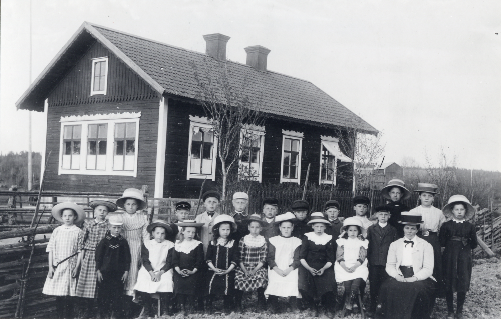 Lärarinnan Ida Högberg tillsammans med skolbarnen utanför Halls skola