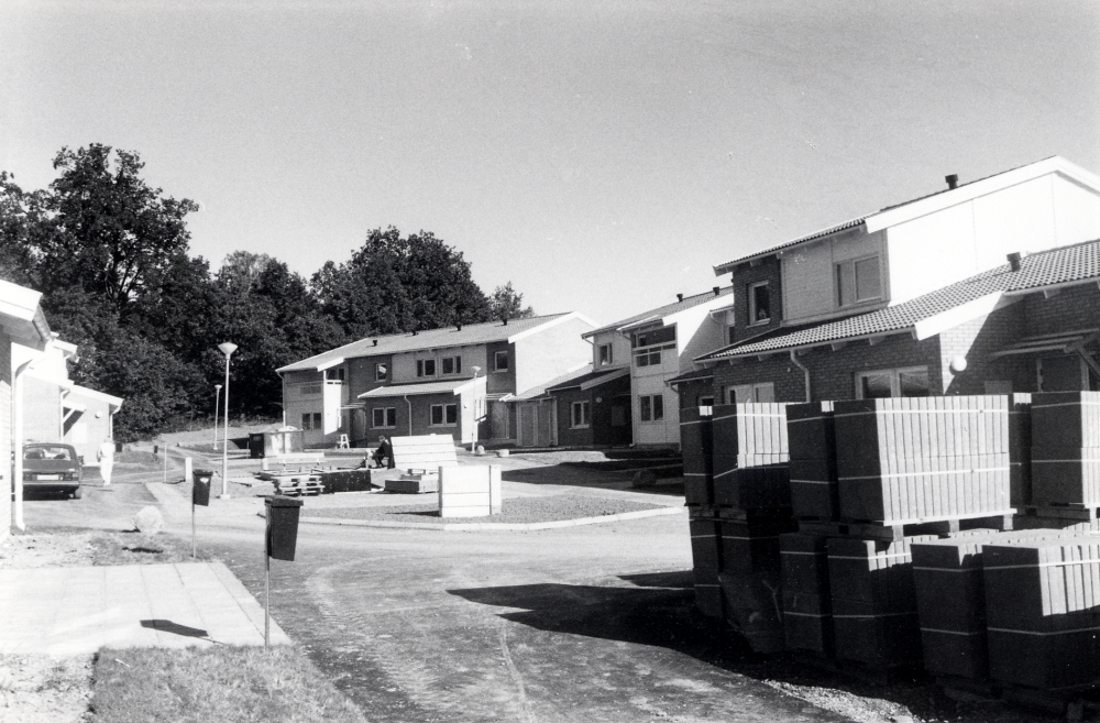 Bostadsområdet Örtagården i Bällsta har byggts på mark, där tidigare Heidmarks handelsträdgård låg. Husen består av bostadsrätter med omväxlande stora lägenhetsytor