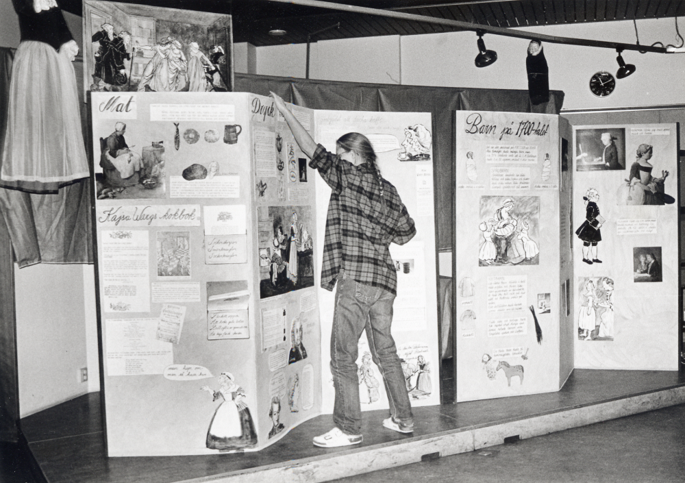 Eva Rahmqvist och Iréne Gustafson från kulturförvaltningen har under historieåret 1993  samarbetat med hembygdsföreningarna i Vallentuna och producerat utställningen 1700-tal i Vallentuna.  Susanna Detthoff ordnar utställningsskärmarna som behandlar mat och dryck samt barn på 1700-talet.