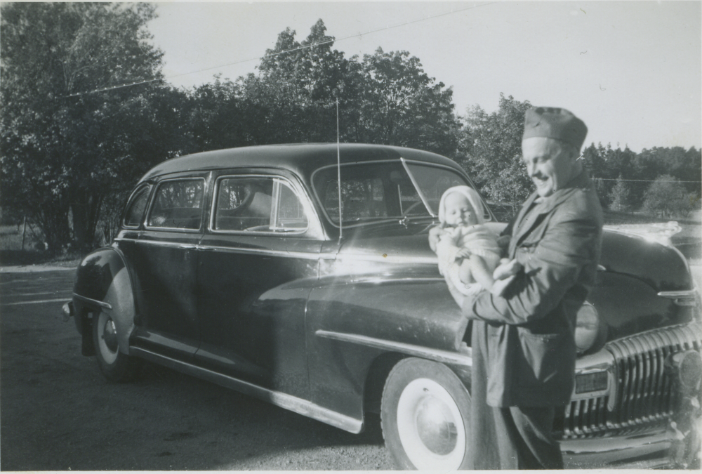 John Johansson ägde Vada affär och drev även taxirörelse och skolskjuts. Affären stängde 1961. Barnet i famnen är troligen barnbarnet Ove född 1950.