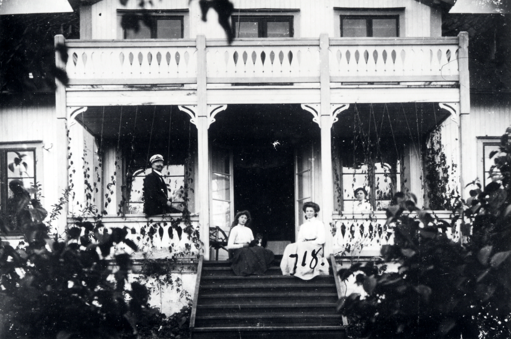 Stolp-Ekeby gård i Frösunda. Personerna okända