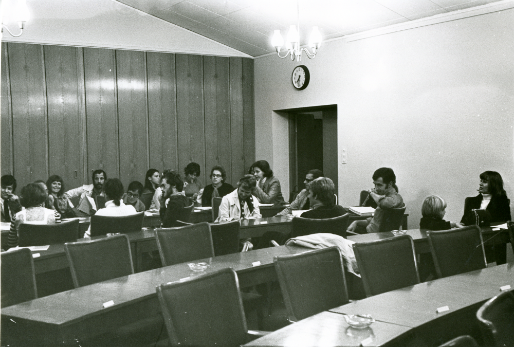 Medborgarmöte i kommunalhuset för Roslagsbanans framtid.

•Fotografiet ingår i bildserien ”Vardagsliv i Vallentuna kommun” av Rachael Gough-Azmier & Gunilla Blomé, Haga Studios HB.