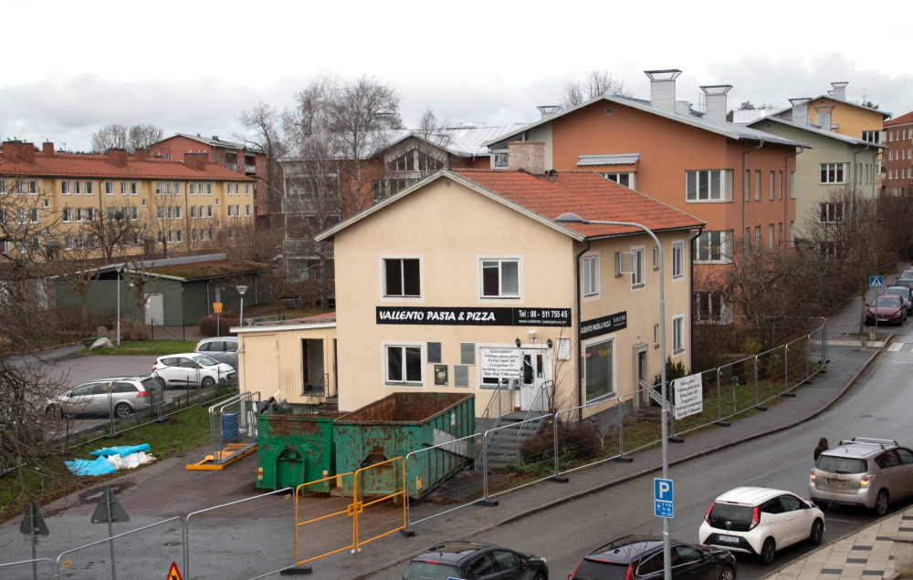 Huset med Vallento Pasta & Pizza, på Allévägen / Mörbyvägen står inför rivning. En ny fastighet med hyresrätter ska byggas på platsen. Området är avspärrat och ett par containrar har placerats utanför entrén.