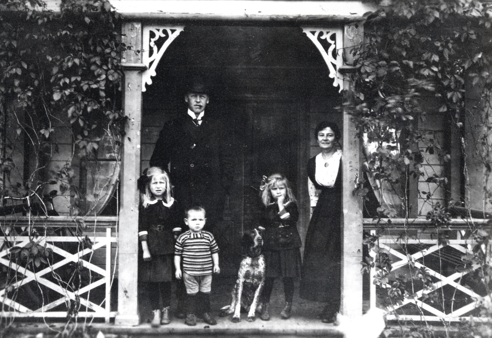 Familjen Karlsson samlad på trappan till Brottby gård.  Johan Alfred Karlsson och hans hustru Karin, född Lundin samt barnen Elsa, Hans  och Greta samt hunden Bill