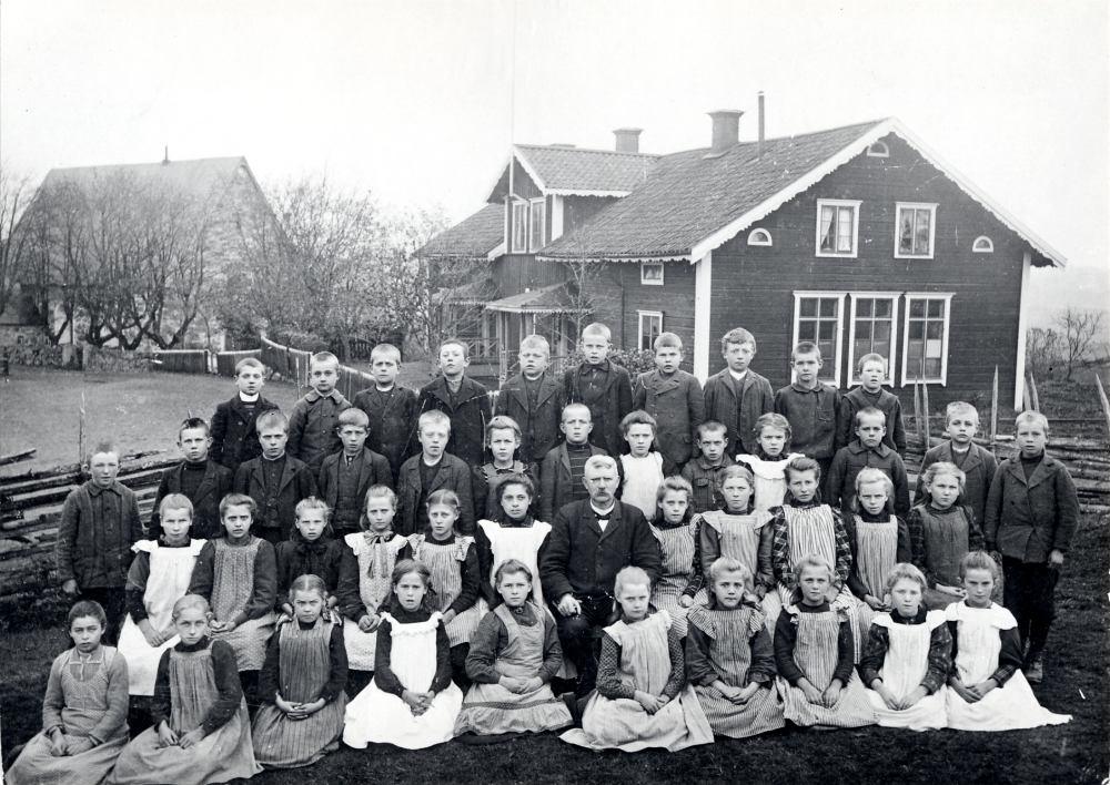 Läraren  Fritiof Sundell  tillsammans med skolbarnen utanför  Kårsta skola  Rad 1 stående fr v nr 8  John Jansson  Rickeby, Rad 2 nr 7  Erik Andersson  Kårstaby, nr 8  Sigrid Lundgren  Broby, Rad 3 nr 6  Elin Lundmark  Kårsta, nr 12  Edit Karlsson  Rad 4 nr 1  Cecilia Rönntorp  nr 2  Lydia Ländin  Backatorp, nr 4  Hulda Karlsson  Tjusta, nr 10  Agda Bergström  Kull.