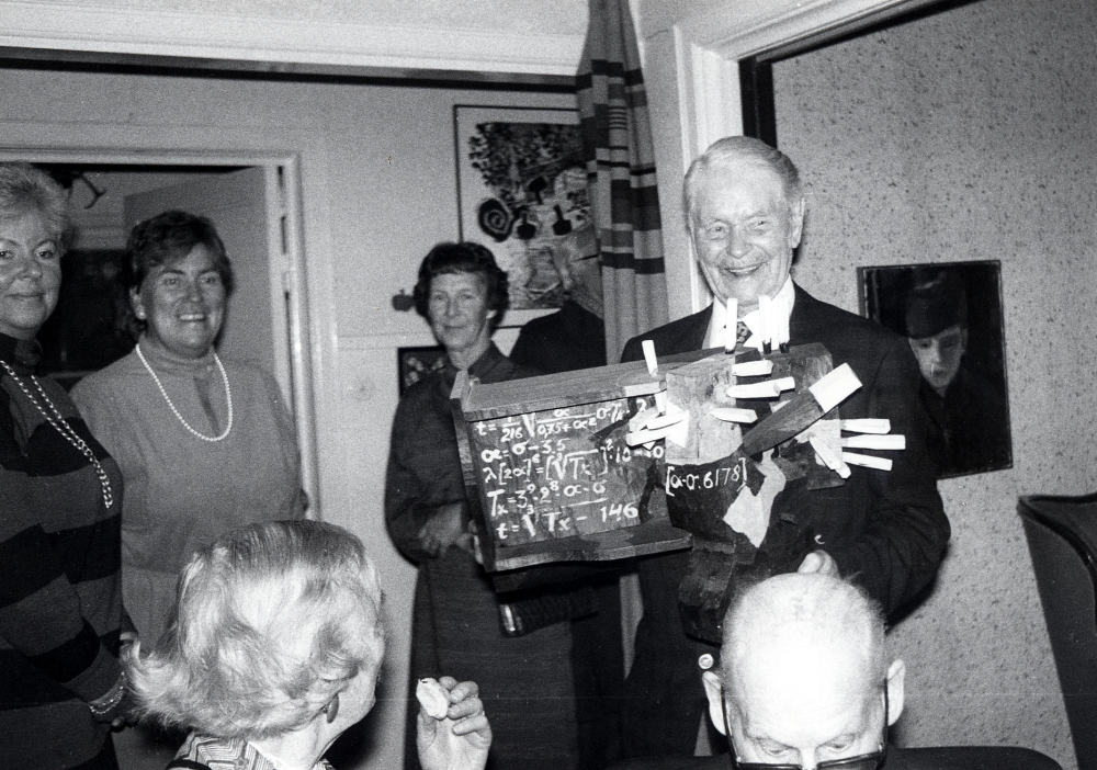 Josef Andersson t v fyller 90 år och uppvaktas i hemmet på Skolvägen 11 bl a av medlemmar i Folkbildningsförbundet. Här visar Josef en träskulptur som en av hans elever gjort, konstnären Vide Jansson. I förgrunden sitter Elna och Holger Hovmark vid kaffebordet. Josef Andersson var en stor kulturpersonlighet i Vallentuna. Han avled i januari 1992