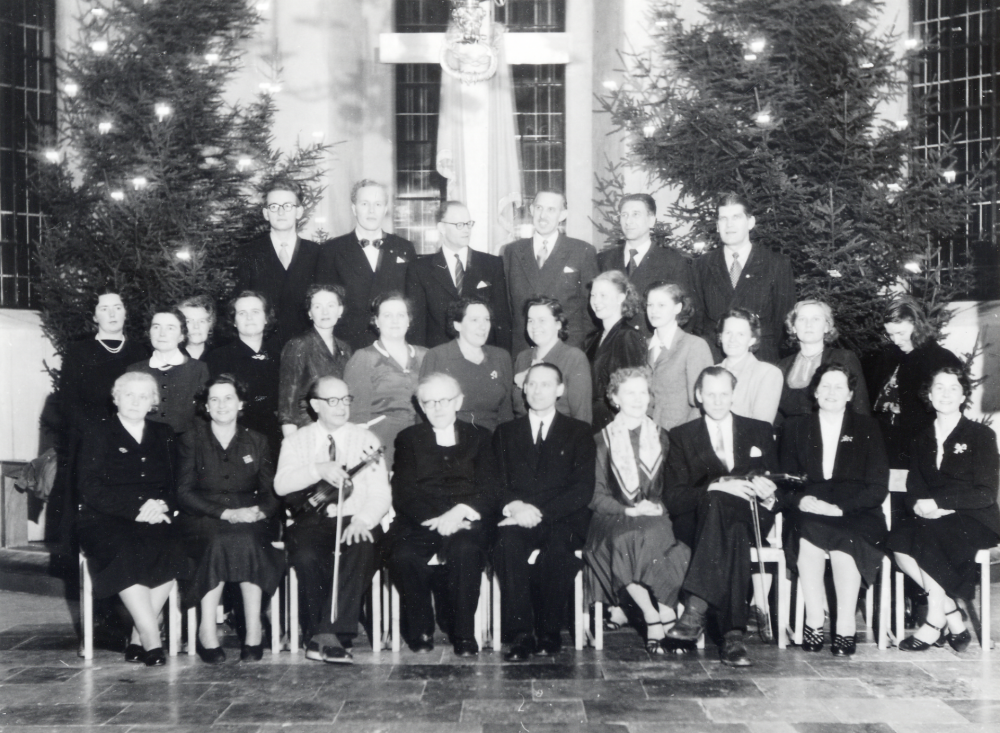 Vallentuna kyrkokör och musikcirkel samlade i Vallentuna kyrkas kor i juletid.  I övre raden står fr v Erik Molin, okänd, okänd, Gunnar Rickberg, Martin Nilsson och Gösta Bornholm.  Mittenraden fr v Majken Jansson, Elna Hovmark, Anna Fougman, Anna-Lisa Gustafsson, Evy Lööv,  Maja Ihrfeldt, Greta Hansson, okänd, Monika Lööv, Viola Wester, Maja Sundborg, okänd och Benkta Jonsson.  Sittande fr v Olga Jansson, Aina Bornholm. okänd, kontraktsprost Sven Vängby, Holger Hovmark, Kerstin Lundqvist, Torsten Segebladh, Olga Johnsson och Dagny Westling