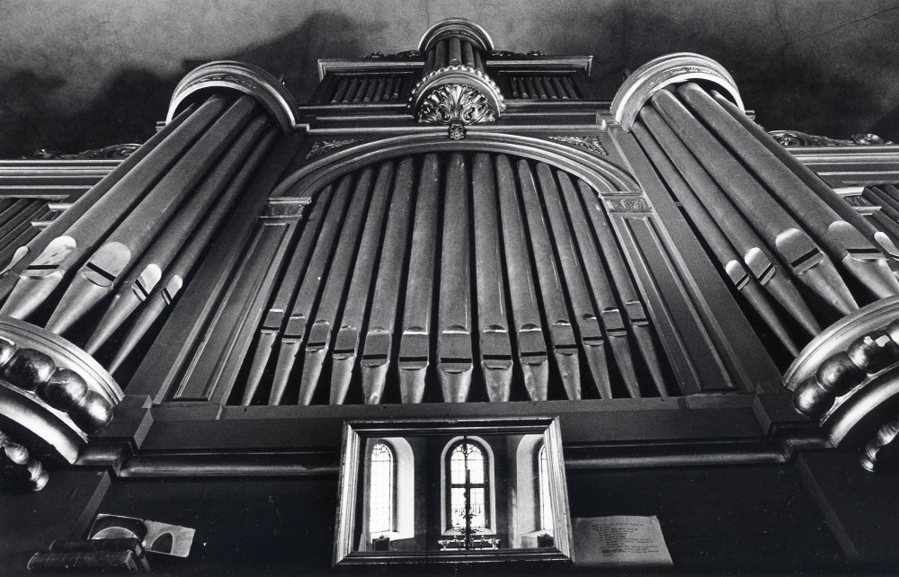 Orgeln i Vallentuna kyrka. Observera spegelbilden av koret i kantorns spegel