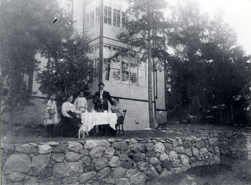 Davidsborg i Trekanten, bostad för familjen Öberg.  Fr v dottern Stina, modern Mina Öberg, sonen David, fadern Erik Öberg, faster Mia och hunden Trissan