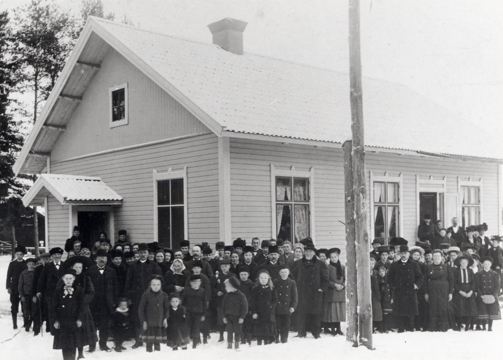 Markim-Orkesta missionshus vid jubileet 1920.  Huset byggdes 1890 sedan församlingen bildats 1887.  Församlingens föreståndare har bl a varit K H Åkerberg (från 1892 till 1946) och efterträddes av sin son Sigvard som avgick från sin befattning 1969, då ett sammanslagning med Vallentuna frikyrkoförsamling ägde rum.

Se Historia och minnen i Markim, s 269-271