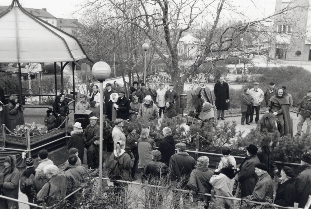 800 år Vallentuna 1998 invigs vid Paviljongen på Tuna torg 25 mars 1998 av landshövding Ulf Adelsohn.  I talarstolen kulturnämndens ordförande Ove Hahn. I invigningen deltog hästar med medeltidsklädda ryttare och kör som sjöng gregoriansk sång.  Musikskolan i Vallentuna spelade en specialkomponerad invigningsfanfar. Vallentuna kyrka och Vallentuna  firar 800 år från en anteckning i Vallentunakalendariet 1198, Sveriges äldsta bok, numera förvarad i Historiska museet
