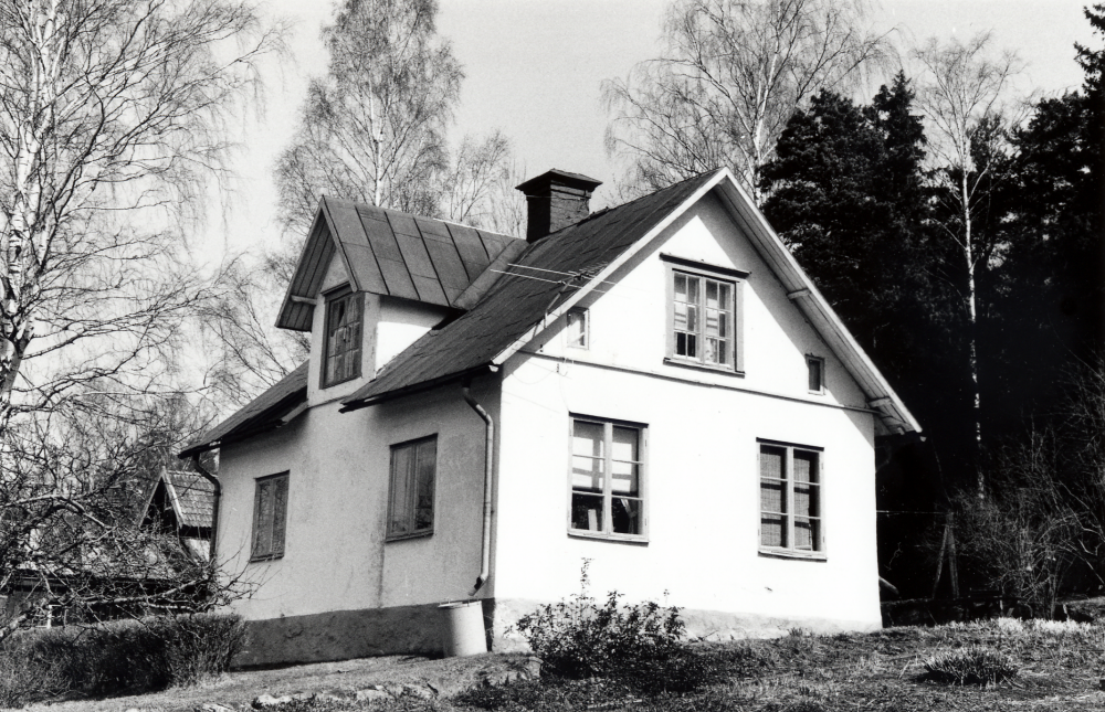 Åbyberg i hörnet av Lindholmsvägen och Lingsbergsvägen strax före rivningen före bygget av bostadsrätterna med nuvarande adress Engelbrektsvägen.  I huset bodde Maja och Axel Edbom.  T v skymtar uthuslängan med bl a utedasset.  Huset hade inte vatten indraget