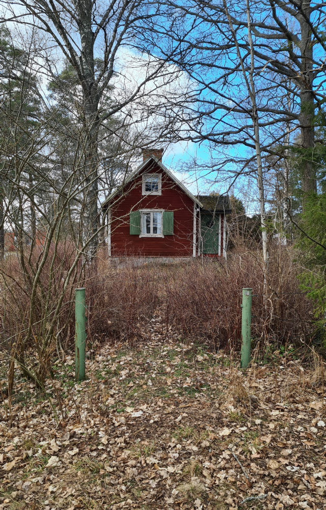 Torp mellan Stenvallavägen och
Lillgårdsvägen i centrala Vallentuna. Vy från Stenvallavägen.