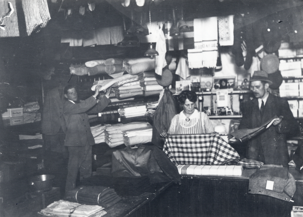 Fr v  Erik Johansson, Signe Johansson  och  Edvard Johansson  i  handelsboden  vid  Angleterre i Kumla, Össeby-Garn.  Även kallad  Angletré.  Signe och Edvard Johansson flyttade sedan till  Karlborgs handelsbod  vid Angarns kyrka