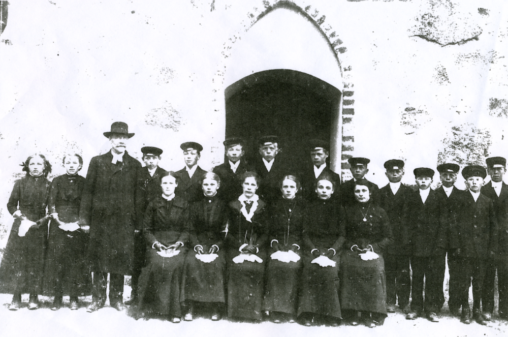 Konfirmation i Frösunda kyrka den 16:e maj 1914. Stående från vänster, 1 Elsa Karlsson Billsta, 2 Lilly Höglund Rolsta, 3 Kyrkoherde Östman, 4 Johan Eneritz Lundin Berg, 5 Okänd, 6 Karl Andersson Rolsta, 7 Okänd, 8 Okänd, 9 Okänd, 10 Okänd, 11 Okänd, 12 Okänd, 13 Sven Eriksson Fredriksberg, 14 Okänd.
Sittande från vänster 15 Sara Johansson (gift Åkerblom), 16 Rut Lundqvist, 17 Emma Edman (gift Lundqvist) Solsta, 18 Rut Åhman (gift Sjöberg) Solsta, 19 Rut Wahlström (gift Hedlund), 20 Anna-Lisa Carlsson-Waldebäck.