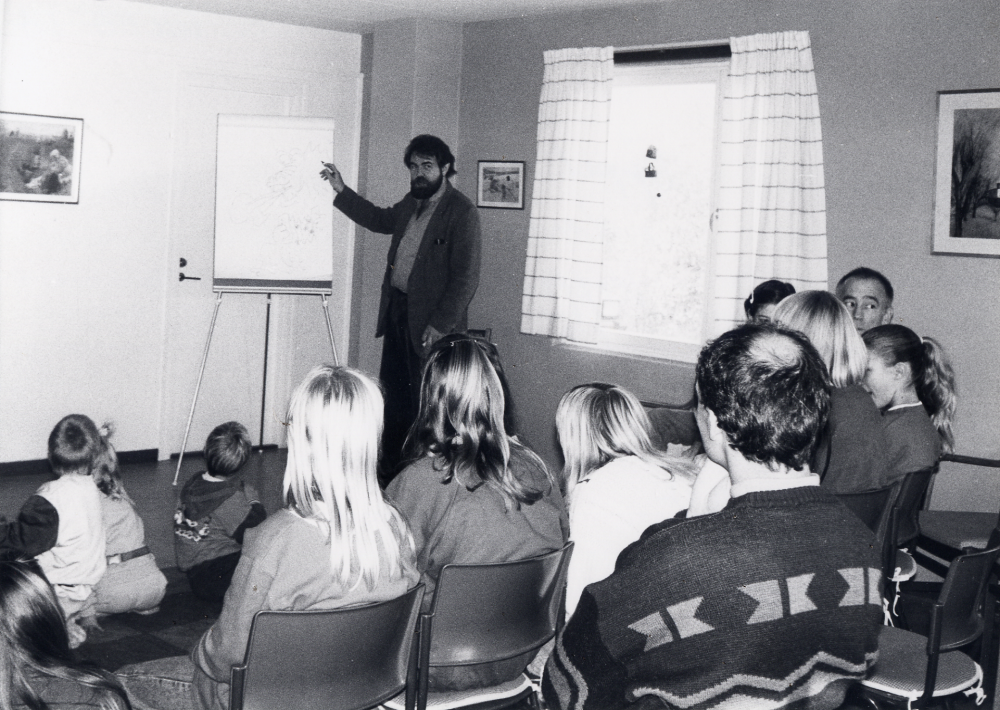 Bibliotekssöndag i Karby bibliotek med bokhjul, bokförsäljning och barnteater och smakprov från Össebyamatörerna.  Medarrangör är Vallentuna biblioteks vänner som också deltar med funktionärer.  I PRO-lokalen kan barnen med föräldrar titta på barnteatern Kofferten av och med Thomas Lundkvist