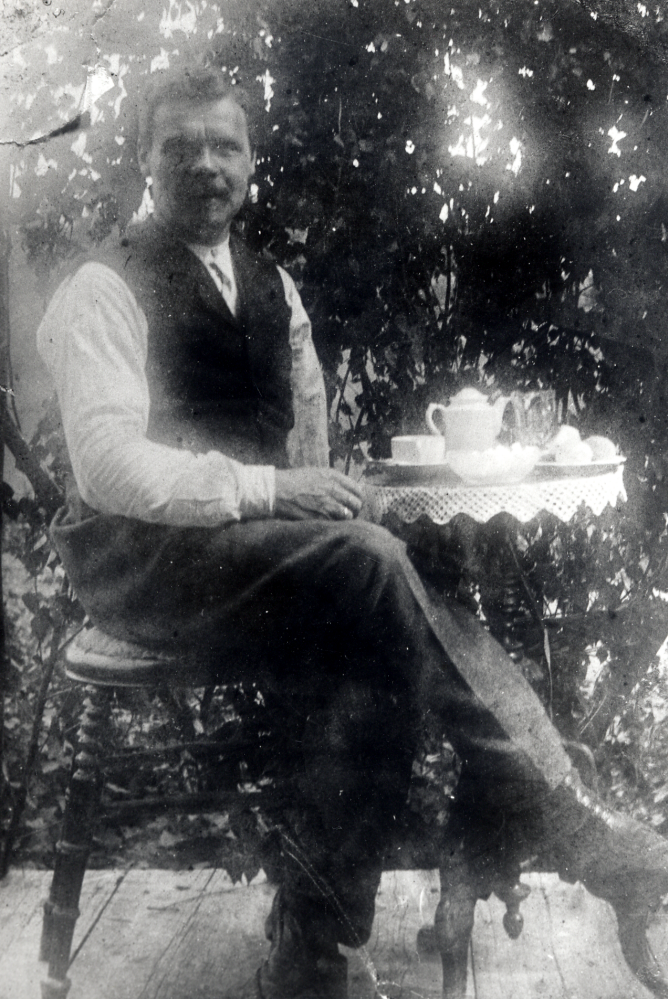 En ledig stund - Axel Widén sitter nöjd och glad på trappan till Sjöberg i Frösunda med kaffetåren framdukad bredvid sig.  Familjen bodde i huset 1910-1915