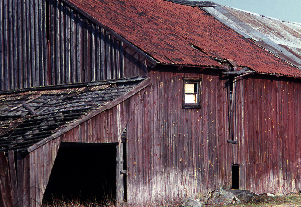 Strömstorp. Fotografiet ingår i bildserien Några torp i Vallentuna 1970 som köptes av Vallentuna kommun. Dokumentationen gjordes mot bakgrund av den snabba förvandling av kulturlandskapet som skett och ännu sker. Många torp anlades under den svenska landsbygdens folkökning under slutet av 1700-talet och decennierna framöver. Dessa torp och små gårdar försvinner alltmer då de inte längre är lönsamma. Kulturmiljö.