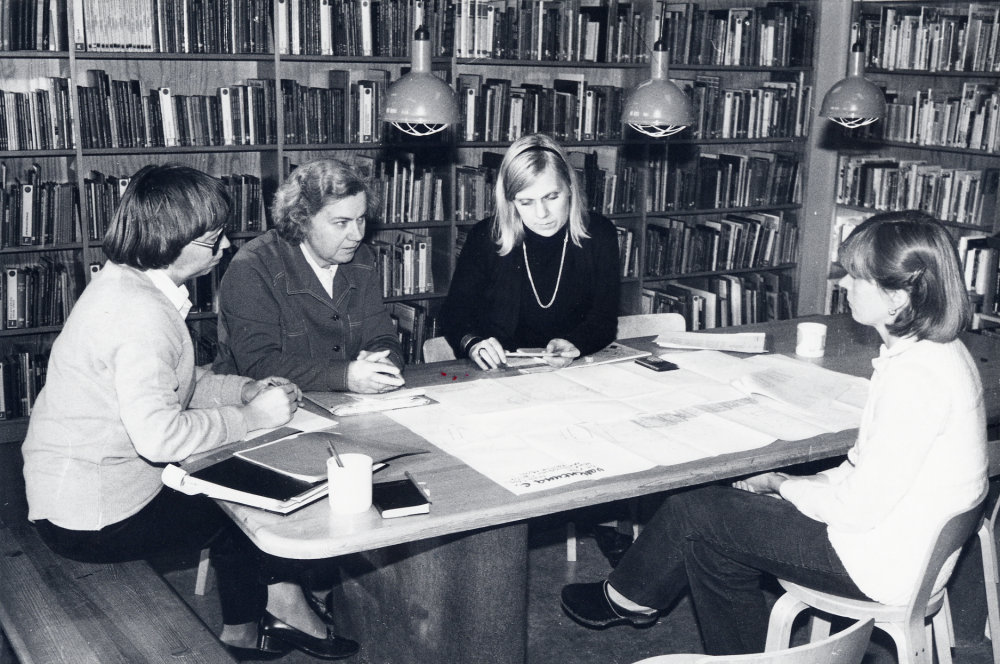 Vallentuna bibliotek  skall få nya lokaler. Här samlas för första gången planeringsgruppen i bibliotekets  barnavdelning  för att titta på ritningar. Fr v  Lena Wallén   Inger Olsson   Ingrid Ullamn  och  Pirkko Mickelsson