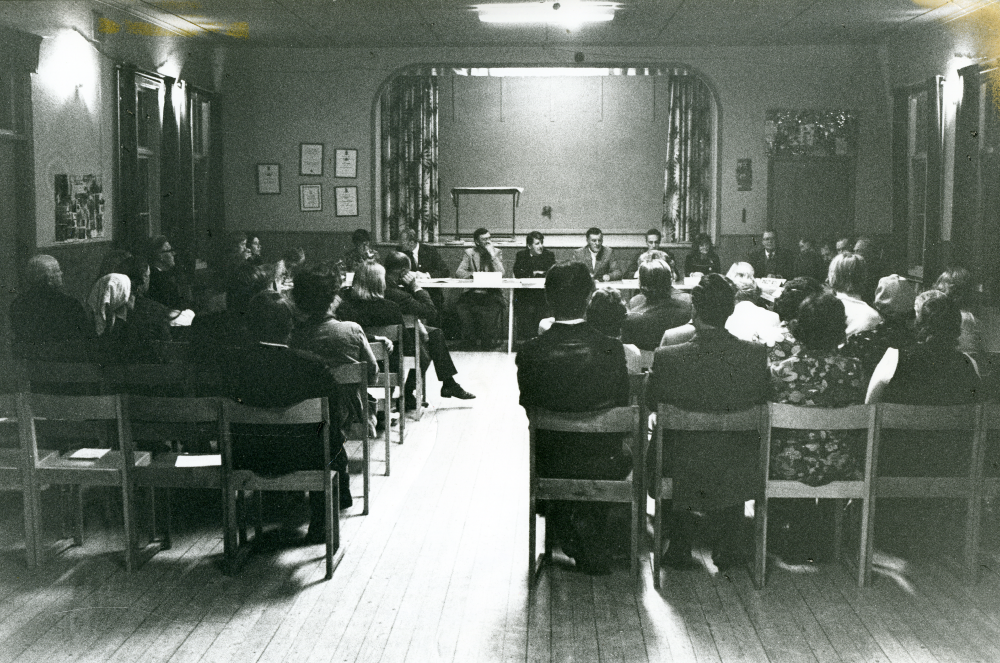 Valmöte med kommunens alla partier hålls i Ekskogens bygdegård.
•Fotografiet ingår i bildserien ”Vardagsliv i Vallentuna kommun” av Rachael Gough-Azmier & Gunilla Blomé, Haga Studios HB.