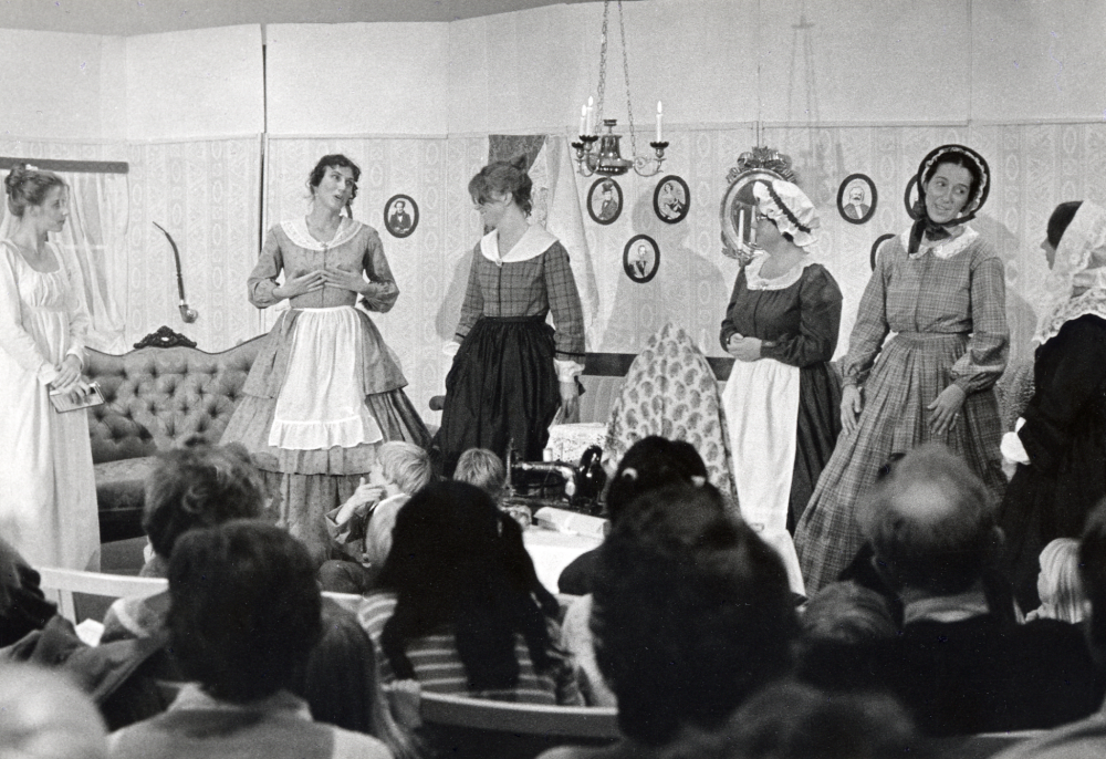 Tant Grön, tant Brun och tant Gredelin har spektakel i sin salong (Vallentunasalen), dit de bjudit in samtida gäster, vilka alla berättar om tidens nymodigheter.  Idé och utformning Eva Rahmqvist tillsammans med deltagarna. På scenen fr v Hedvig Rahmqvist kusin Hedvig, Eva Rahmqvist tant Gredelin, Lena Lundgren tant Grön, Gun Hillbo tant Brun, Liselott Juhlin Josabeth Sjöberg samt Runa Brar Fredrika Bremer. Sittande skymtar Sven Lundgren Petter.  Första föreställningen ägde rum den 21 oktober men blev så uppskattad att ytterligare en föreställning gjordes en vecka senare