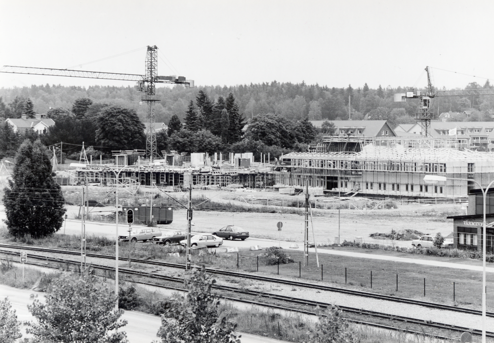 Vallentuna sjukhem och vårdcentral har börjat byggas vid Åby gata och Industrivägen. I förgrunden syns spåren från Roslagsbanan och i bakgrunden hus i bostadsområdet Åby gärde. Längst t h skymtar gaveln på Vallentuna värmeverk