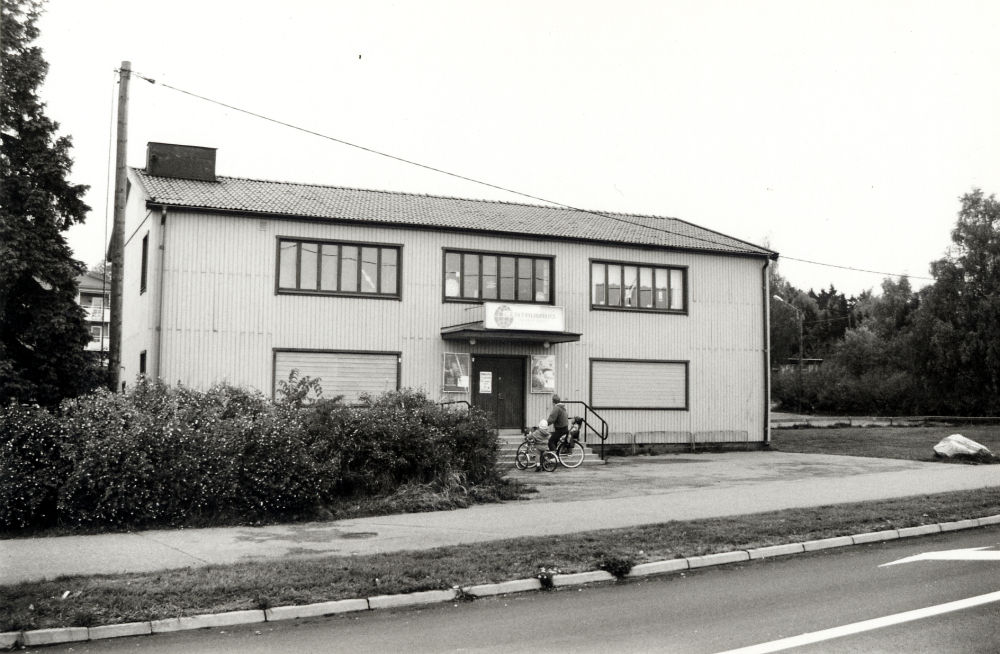 Centrum Bio i Vallentuna vid Banvägen drivs av IOGT. Biografverkasmheten upphödre i mars 2013. Den sista filmen som visades var Små citroner gula.