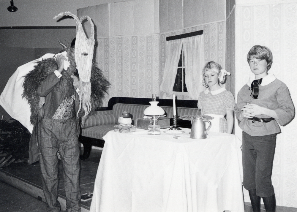 Tanternas jul förr i tiden. Ett program i Vallentunasalen där tant Grön, tant Brun och tant Gredelin berättar om gamla jultraditioner. Barnen Petter, Erik Sjösvärd och    Lotta, Marie Johansson är också med och bocken, farbror Blå Sven Eketorp, kommer med julklappar för förta gången  Idé m m Eva Rahmqvist