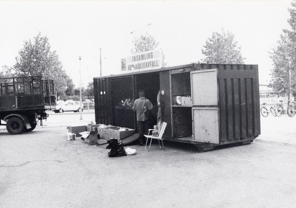 Miljö- och hälsoskyddskontoret ställer årligen ut containers på olika ställen i kommunen för uppsamling av miljöfarligt avfall, som färgrester, olja, m m. Här är en container uppställd på Tuna torg bakom busshållplatsen