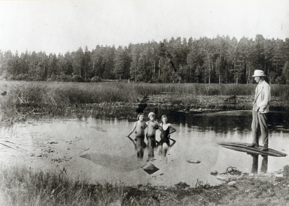 Skomakare  Efraim Natanael Johansson-Larm  från Ormsta 1:38   Nyborg  står vid  Ubbysjön  även kallad  Pyttsjön  I vattnet fr v adoptivdottern  Elisabeth Johansson , grannens dotter  Irene Lidman  från Ormsta 1:39 samt  Ingrid Johansson  från  Villan  Uddby. Johansson var under flera år ledamot i  Vallentuna förenade kyrko- och skolråd  Han var intresserad av  skolans utveckling och verkade för fria förbrukningsmedel och ivrade tidigt för skolbespisning som infördes i Vallentuna på 1930-talet. Han titulerade kyrkoherde Sven Vängbys hustru Ragnhild 'kyrkoherdeinnan'.